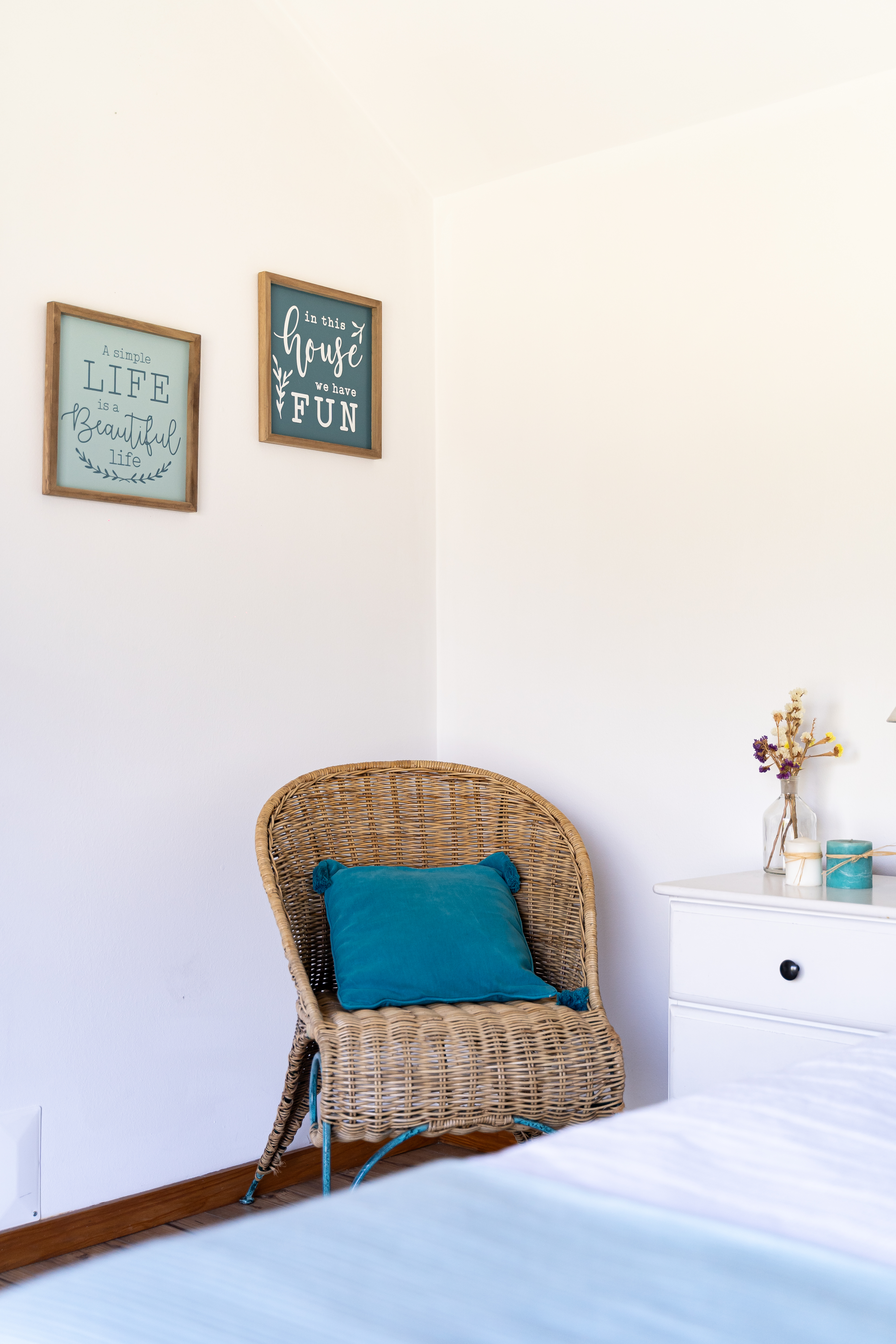 Cadeira em verga com almofada turquesa