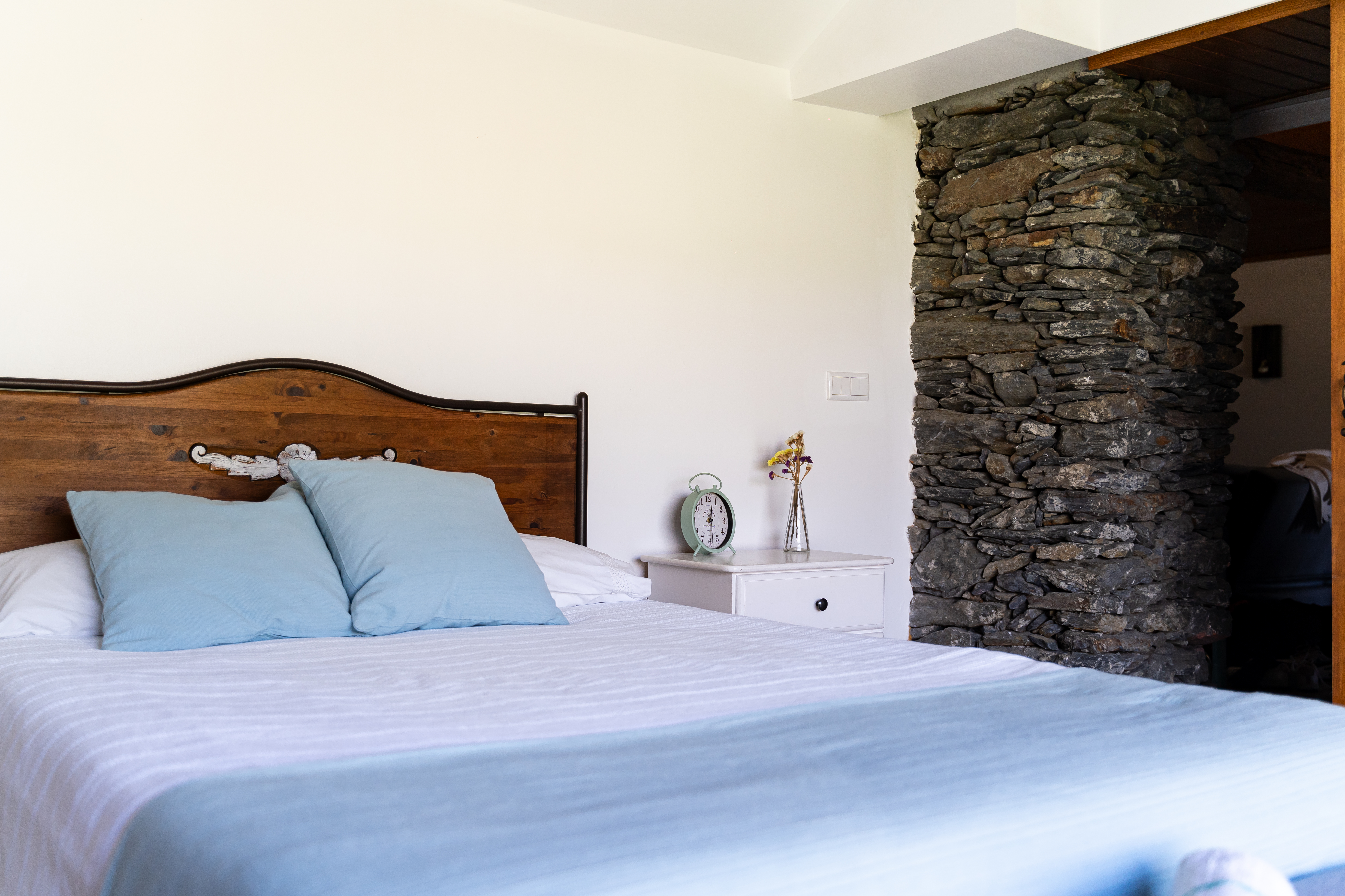 Cama com coluna em xisto na Casa da Colina