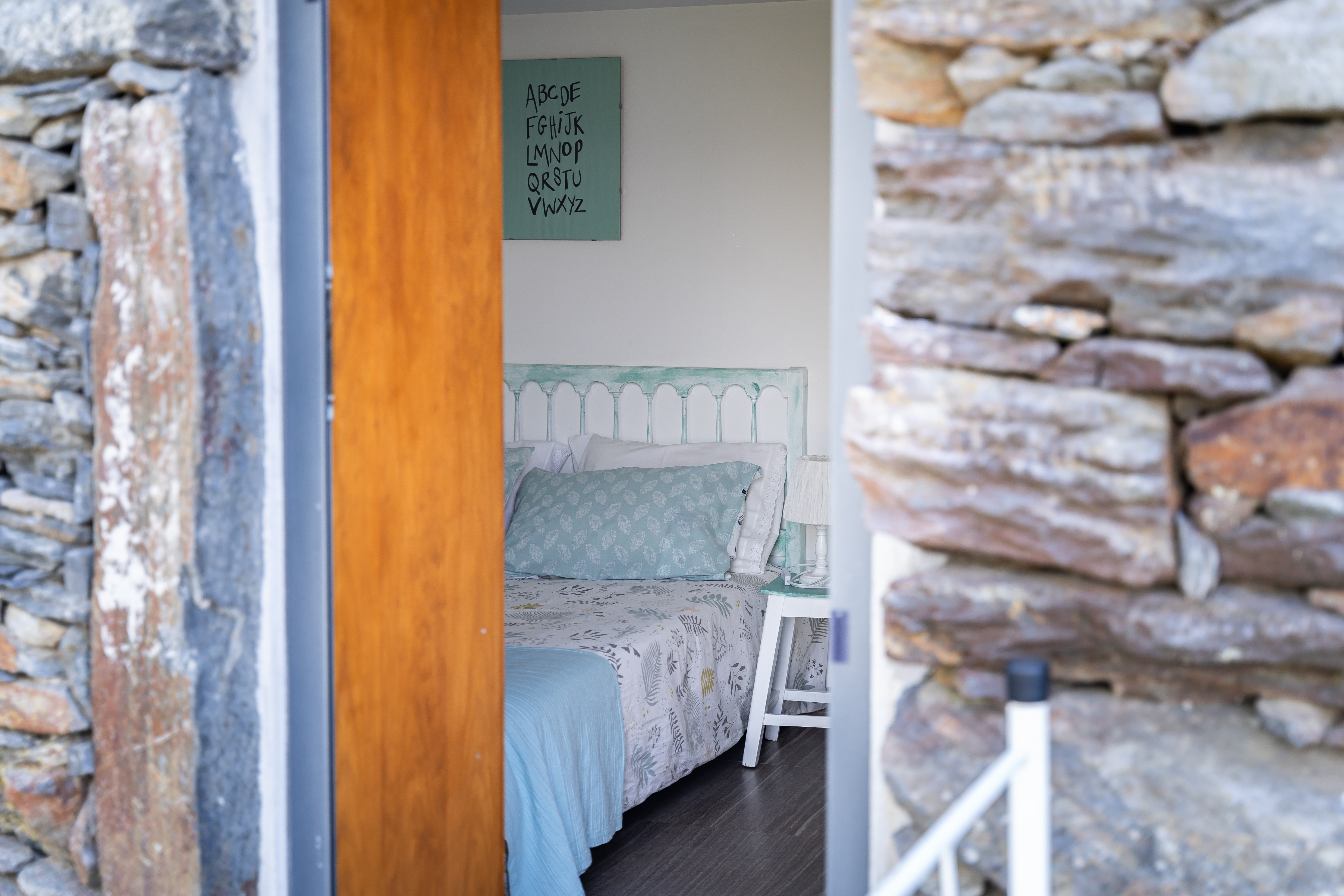 Vista do quarto através de porta em pedra